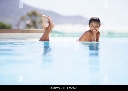 Giovane rilassante in piscina Foto Stock