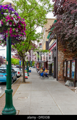 Cafe e negozi su Sherman Avenue nel centro di Coeur d'Alene, Idaho, Stati Uniti d'America Foto Stock