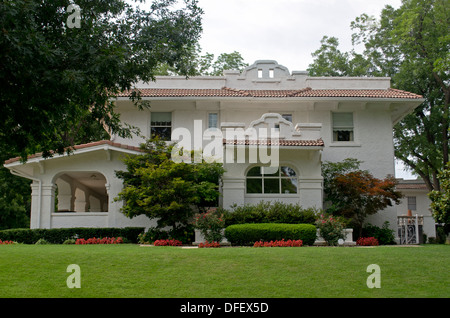 Vista laterale bianco incantevole casa adobe nel patrimonio storico sezione colline di Oklahoma City, Stati Uniti d'America Foto Stock