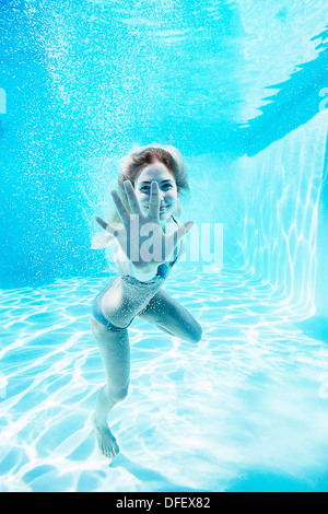 Ritratto di donna sorridente sott'acqua in piscina