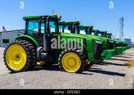 Una fila di trattori John Deere al di fuori di un concessionario in Idaho, Stati Uniti d'America Foto Stock