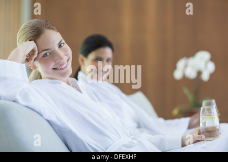 Le donne insieme di relax nella spa Foto Stock