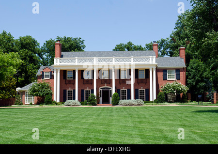 Grande stile coloniale casa di mattoni visto nel cortile anteriore, Oklahoma City, OK, STATI UNITI D'AMERICA Foto Stock