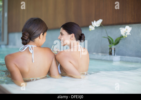 Le donne insieme rilassante in piscina termale Foto Stock