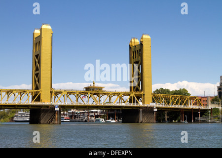 Il Tower Bridge è un sollevamento verticale bridge a Sacramento, California e attraversa il fiume Sacramento e sul registro nazionale. Foto Stock
