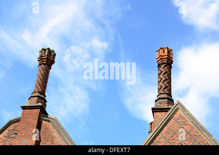 In stile Tudor camini a Hampton Court - Londra, Inghilterra Foto Stock