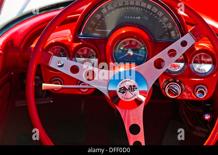 Vista interna della Corvette vintage mostra dashboard, strumenti e volante. Foto Stock