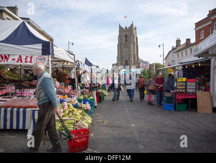 Il mercato settimanale in Collina di Mercato, Sudbury, Suffolk, Inghilterra Foto Stock