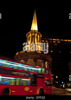 Double-decker bus nella parte anteriore di tutte le anime Chiesa di notte, Langham Place, London, England, Regno Unito Foto Stock