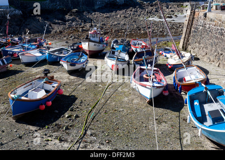 Barche spiaggiata nel porto, Coverack, Cornwall Foto Stock
