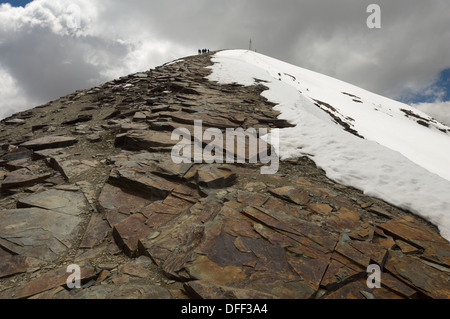 I turisti escursioni a 5421 metri (17,785 ft) summit di Chacaltaya stazione, che mostra i resti del ghiacciaio Chacaltaya stazione, home per l'unica stazione sciistica del paese, vicino a La Paz in Bolivia Foto Stock