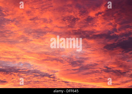 Cielo Molto nuvoloso, rosso di sera la luce del sole. Foto Stock