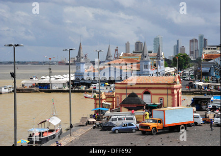 Vista dal Forte do Presépio sul centro della città vecchia e al famoso mercato ver-o-peso, Belém, Pará, Brasile. Foto Stock