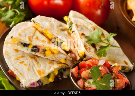 Formaggio di casa e fagiolo Quesadilla con mais e Salsa Foto Stock