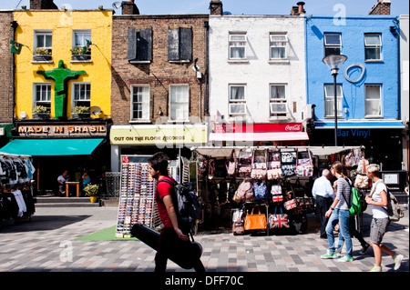 I turisti e i locali a piedi passato con bancarelle e negozi in Inverness St in Camden, Londra il 21 agosto 2013. Foto Stock