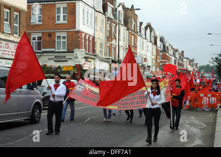 Green Lanes Haringey, London, England Regno Unito il 3 ottobre 2013. Manifestanti marzo giù Green Lanes, il cuore della comunità turca nel nord di Londra come protestano le riprese di Hasan Ferit Gedik, a 21 anno vecchio in Istanbul il 29 settembre. Gedik è stato girato durante una manifestazione di protesta contro le bande di spacciatori nel suo quartiere di Istambul. I manifestanti sostengono che è stata bersaglio di bande di spacciatori che sono aiutati dalla polizia corrotto. Egli è stato sepolto oggi. Credito: Patricia Phillips/Alamy Live News Foto Stock