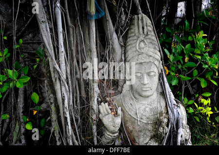 Divinità indù scultura del dio Vishnu presso antico Siam vicino a Bangkok. Thailandia. Foto Stock