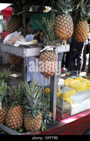 Ananas fresco venditore Yangon Foto Stock