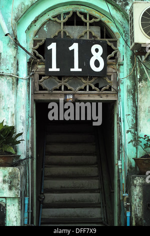 Vecchi portali di Yangon Foto Stock