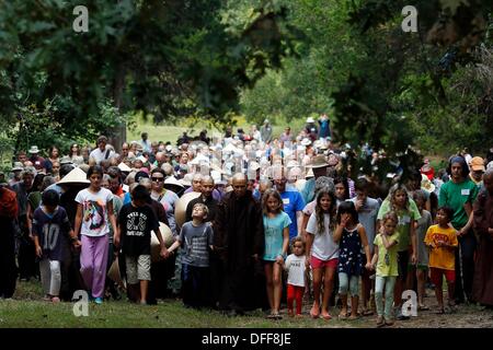 Batesville, Mississippi, Stati Uniti d'America. Il 27 settembre, 2013. Settembre 27, 2013 - Thich Nhat Hanh, un vietnamita Zen monaco buddista, insegnante, autore, poeta e attivista di pace, tiene le mani con i bambini come egli conduce le persone a breve meditazione al Magnolia Grove Monastero a Batesville Mississippi il venerdì pomeriggio. Thich Nhat Hanh vive nel villaggio di prugne monastero in Dordogne regione del sud della Francia e si è recato in visita in Magnolia Grove Monastero durante un ritiro con il tema, guarigione di se stessi è la guarigione del mondo. © Brad Vest/l'appello commerciale/ZUMAPRESS.com/Alamy Live News Foto Stock