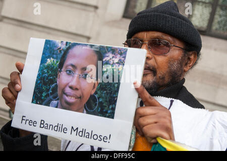 Londra, Regno Unito. 03 ott 2013. War on Want manifestanti dimostrare al di fuori del Sud Africa ambasciata a Londra contro la polizia di scatto di 17 anno vecchia ragazza, Nqobile Nzuza e l arresto di shack organizzazione abitante Abahlali baseMjondolo leader Bandile Mdlalose Credito: Paolo Davey/Alamy Live News Foto Stock