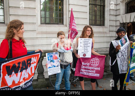 Londra, Regno Unito. 03 ott 2013. War on Want manifestanti dimostrare al di fuori del Sud Africa ambasciata a Londra contro la polizia di scatto di 17 anno vecchia ragazza, Nqobile Nzuza e l arresto di shack organizzazione abitante Abahlali baseMjondolo leader Bandile Mdlalose Credito: Paolo Davey/Alamy Live News Foto Stock