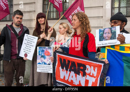 Londra, Regno Unito. 03 ott 2013. War on Want manifestanti dimostrare al di fuori del Sud Africa ambasciata a Londra contro la polizia di scatto di 17 anno vecchia ragazza, Nqobile Nzuza e l arresto di shack organizzazione abitante Abahlali baseMjondolo leader Bandile Mdlalose Credito: Paolo Davey/Alamy Live News Foto Stock