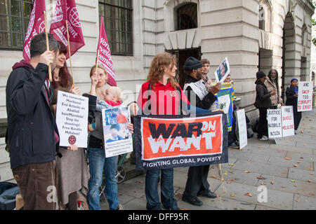 Londra, Regno Unito. 03 ott 2013. War on Want manifestanti dimostrare al di fuori del Sud Africa ambasciata a Londra contro la polizia di scatto di 17 anno vecchia ragazza, Nqobile Nzuza e l arresto di shack organizzazione abitante Abahlali baseMjondolo leader Bandile Mdlalose Credito: Paolo Davey/Alamy Live News Foto Stock