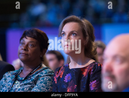 Justine Thornton,moglie di Ed Miliband, in occasione del congresso del partito laburista la Brighton in ascolto di suo marito discorso Foto Stock