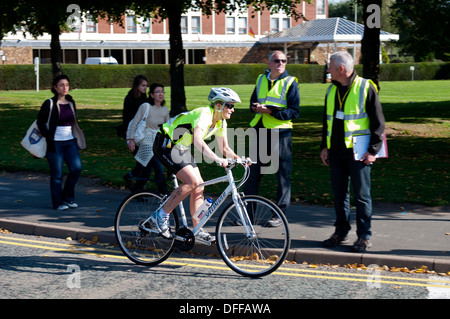 Ciclista femmina in Stratford Triathlon Foto Stock