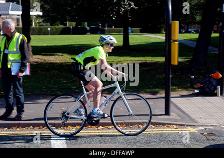 Ciclista femmina in Stratford Triathlon Foto Stock