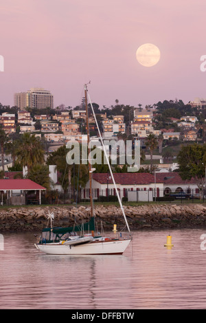 Full Moon Rising al tramonto sul porto, San Diego, CA. Foto Stock