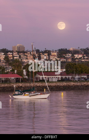 Full Moon Rising al tramonto sul porto, San Diego, CA. Foto Stock