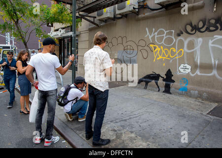 New York, Stati Uniti d'America. 02oct, 2013. Lavoro da parte del Graffiti artist Banksy in Chealsea. Banksy è il tentativo di ospitare una mostra dei suoi lavori in New York City. Credito: Scott Houston/Alamy Live News Foto Stock