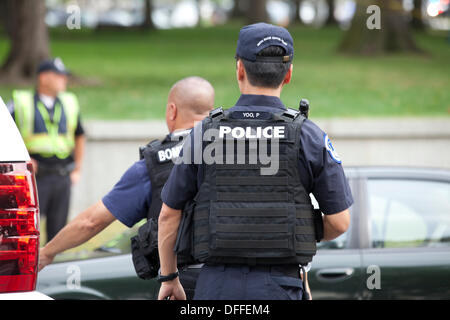 Washington, DC, Stati Uniti d'America. 3 OTT 2013: servizio segreto USA e Capitol polizia inseguire una donna che ha cercato di ram cancello di sicurezza alla Casa Bianca con la sua auto. Un auto chase deriva dalla Casa Bianca per il Campidoglio US edificio. La chase termina in un crash, colpi vengono sparati da Capitol polizia. La donna driver è confermato morto, un poliziotto Capitol è ferito. © B Christopher/Alamy Live News Foto Stock