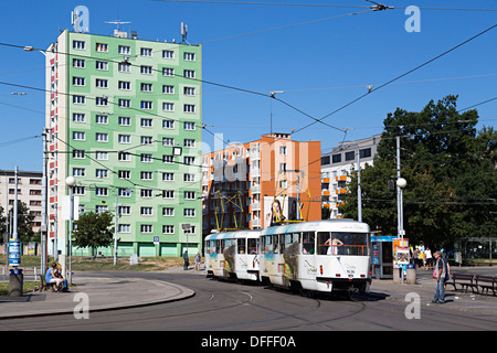 Trolley bus tram e dipinto di blocchi di appartamenti, Brno, Repubblica Ceca, Europa Foto Stock