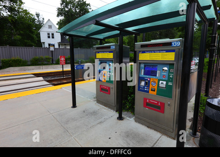 Distributori automatici di biglietti vicino al binario, fermata della metropolitana leggera di Falls Road, Baltimore County, Maryland, USA Foto Stock