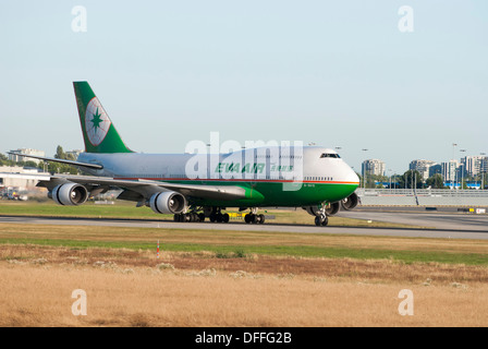Eva Airlines Boeing 747 45E rullaggio all'Aeroporto Internazionale di Vancouver Foto Stock