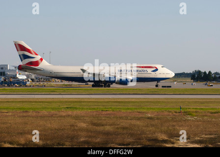 British Airways Boeing 747-436 rullaggio verso il basso in corrispondenza della pista aeroportuale YVR, dall'Aeroporto Internazionale di Vancouver. Foto Stock