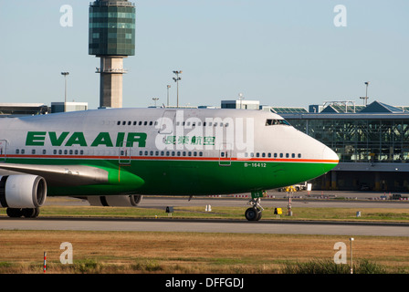 Eva Airlines Wide Body Boeing 747 45E rullaggio all'Aeroporto Internazionale di Vancouver Foto Stock