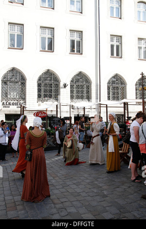 Danze nel centro medievale di Tallinn Foto Stock