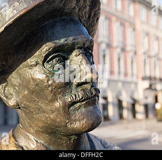 Statua di James Joyce su un ponte sul Canal Grande, Trieste, Italia Foto Stock