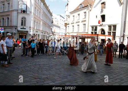 Danze nel centro medievale di Tallinn Foto Stock