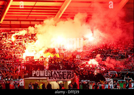 Swansea, Regno Unito. 03 ott 2013. Nella foto: San Gallo Fans con razzi Re:UEFA Europa League, Swansea City FC vs FC San Gallo, al Liberty Staduim Swansea Credito: D Legakis/Alamy Live News Foto Stock