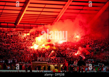 Swansea, Regno Unito. 03 ott 2013. Nella foto: San Gallo Fans con razzi Re:UEFA Europa League, Swansea City FC vs FC San Gallo, al Liberty Staduim Swansea Credito: D Legakis/Alamy Live News Foto Stock