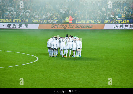 Swansea, Regno Unito. 03 ott 2013. Nella foto: Swansea City Pre-Match Huddle Re:UEFA Europa League, Swansea City FC vs FC San Gallo, al Liberty Staduim Swansea Credito: D Legakis/Alamy Live News Foto Stock