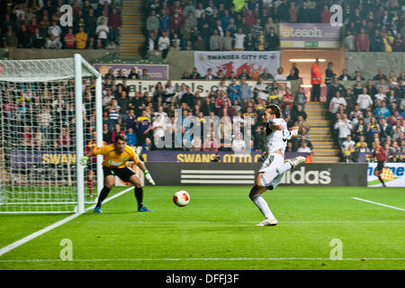 Swansea, Regno Unito. 03 ott 2013. Nella foto: Michu di Swansea (R) near miss Re:UEFA Europa League, Swansea City FC vs FC San Gallo, al Liberty Staduim Swansea Credito: D Legakis/Alamy Live News Foto Stock