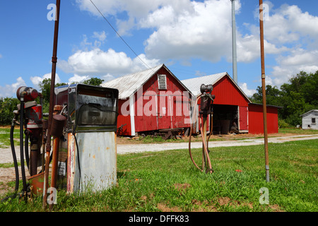 In disuso la pompa benzina e rosso in legno fabbricati agricoli sulla strada rurale nei pressi di Gettysburg, Adams County, Pennsylvania, STATI UNITI D'AMERICA Foto Stock