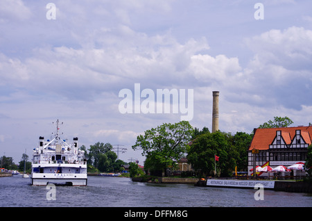 Crociera turistica nave verso il mare sul fiume Motlawa a Danzica, Polonia Foto Stock