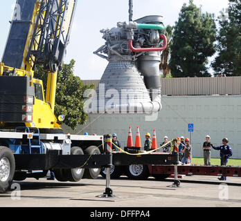 Chatsworth, CA, Stati Uniti d'America. 3° Ott, 2013. Un Saturn V F-1 del motore a razzo è spostato dalla sua casa di quasi 35 anni fuori Aerojet Rocketdyne prima di Canoga Avenue dell'impianto previsto arrestare entro la fine dell'anno. Il motore è stato sollevato sulla sua nuova casa al di fuori della società facility in Chatsworth CA. Il motore pesa 18,400 libbre e stand 19 piedi alto e più di dodici metri di larghezza, il motore fornito 1,5 milioni di libbre di spinta che ha lanciato l' Apollo-ser Saturno V. L'Apollo-ser Saturno V. © Gene Blevins/ZUMAPRESS/Alamy Live News Foto Stock